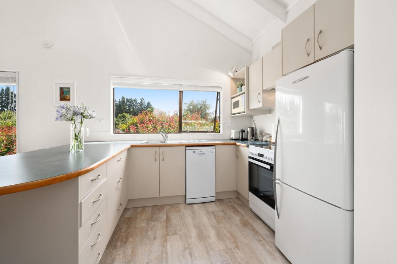 Waitahanui Lake House - Lake Taupo Holiday Home Εξωτερικό φωτογραφία